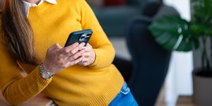 Γυναίκα στο κινητό