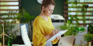 Γυναίκα σε γραφείο