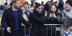 Ο πρίγκιπας Χάρι και η Μέγκαν Μαρκλ φτάνουν στο Κάστρο του Κάρντιφ το 2018