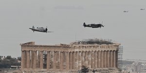 Το θρυλικό αεροπλάνο του Κώστα Βουτσά από το «Ραντεβού στον αέρα»