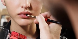 Ο Έλληνας δημιουργικός διευθυντής της Hermès Beauty αποκαλύπτει την έμπνευση πίσω από τη νέα συλλογή κραγιόν