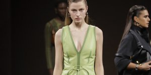 Πώς θα ντυθούμε το φθινόπωρο του 2025 σύμφωνα με την Hermès: Τα 5 χρώματα που θα κυριαρχήσουν