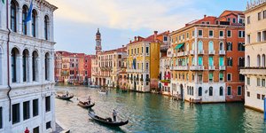 Πώς χτίζεις σπίτια πάνω σε νερό; Οι βενετσιάνοι κατείχαν όλα τα μυστικά / Shutterstock