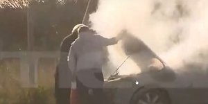 Ιερέας σβήνει φωτιά από το αυτοκίνητό του