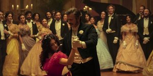 Γυναίκα άνδρας χορός σάλα χορού 19ος αιώνας σειρά netflix Γατόπαρδος