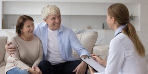 Ζευγάρι ηλικιωμένων συμβουλεύονται γιατρό