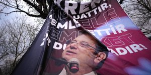 Ο δήμαρχος Κωνσταντινούπολης, Εκρέμ Ιμάμογλου σε πλακάτ υποστηρικτών του