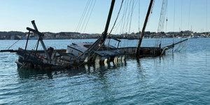 Ένα ημιβυθισμένο σιδερένιο ιστιοφόρο απειλεί το θαλάσσιο περιβάλλον στο Πόρτο Χέλι