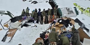 Διασώστες ανασύρουν εγκλωβισμένους μετά από χιονοστιβάδα στη βόρεια Ινδία