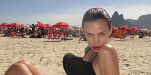 Η Ιρίνα Σάικ με ιδιαίτερο μαγιό στη Βραζιλία