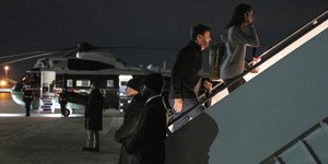 Ο Τζέι Ντι Βανς και η σύζυγός του επιβιβάζονται στο Air Force 2 με προορισμό τη Γροιλανδία