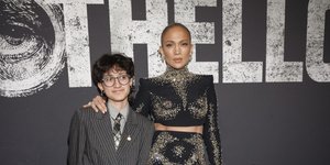Η Τζένιφερ Λόπεζ με την non binary κόρη της στο κόκκινο χαλί 