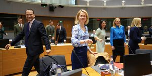 Η ύπατη εκπρόσωπος της ΕΕ Κάγια Κάλας χτυπά το καμπανάκι για την έναρξη της συνεδρίασης