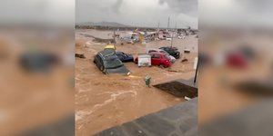 Σαρωτικοί χείμαρροι παρέσυραν αυτοκίνητα στην Πάρο