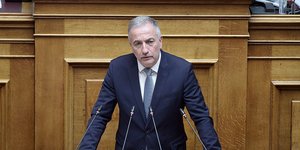 Ο Σταύρος Καλαφάτης στη Βουλή