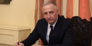 Ο Σταύρος Καλαφάτης υπογράφει 