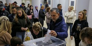 Κόσμος ψηφίζει στις κάλπες των Ρεπουμπλικανών