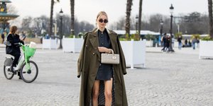 Όχι πια καμηλό: Οι πιο ωραίες καμπαρντίνες της φετινής άνοιξης έρχονται σε αυτά τα 2 χρώματα