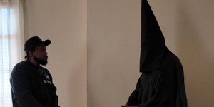 Ο Κάνιε Γουέστ με κουκούλα Κου Κλουξ Κλαν