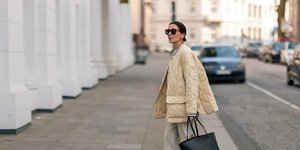 στιλάτη γυναίκα με καπιτονέ μπουφάν