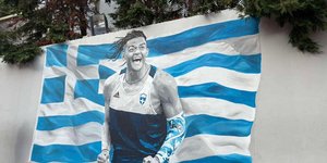 Η τοιχογραφία με τον Εμμανουήλ Καραλή να πανηγυρίζει 