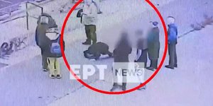 Η στιγμής της κατάρρευσης του 18χρονου μετά τον ξυλοδαρμό από ανηλίκους