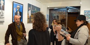 Ο Χριστόφορος Κατσαδιώτης μιλάει με γυναίκες