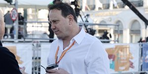 Σπάνια δημόσια εμφάνιση του 51χρονου Κώστα Κεντέρη στον Ημιμαραθώνιο της Αθήνας 