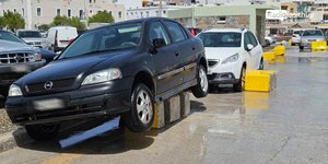 Η δύναμη των κυμάτων παρέσυρε σταθμευμένο αυτοκίνητο