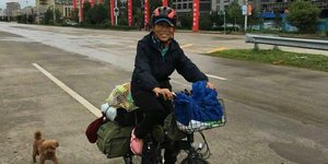 Η Li Dongju συνοδευόταν από το καφέ κανίς της στο ποδηλατικό της ταξίδι στην Κίνα το 2015