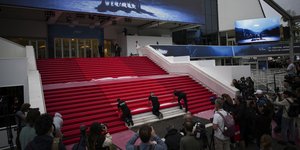 κοκκινο χαλι σκαλες 