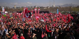 Λαοθάλασσα εκατοντάδων χιλιάδων στην Κωνσταντινούπολη
