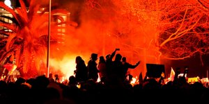 Νύχτα έντασης στην Κωνσταντινούπολη με επεισόδια σε διαδηλώσεις υπέρ Ιμάμογλου