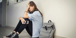 κοπελα πιανει το κεφάλι της