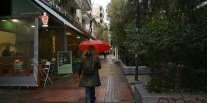 κοκκινη ομπρελα πεζοδρομος