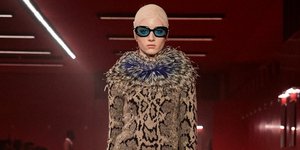 Το παιδί της Ναόμι Γουότς έκανε το ντεμπούτο του στην πασαρέλα