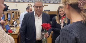 Ο Δ. Κουτσούμπας προσέφερε κόκκινα γαρύφαλα στις κοινοβουλευτικές συντάκτριες για τη γιορτή της γυναίκας