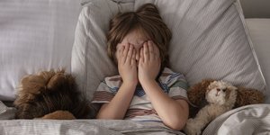 παιδί σε κρεβάτι