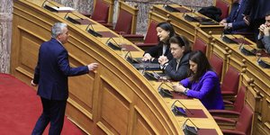 Ο Κυριαζίδης απολογείται στις γυναίκες υπουργούς της ΝΔ