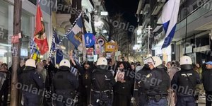Διαμαρτυρία ρασοφόρων και ένθερμων χριστιανών στη Λάρισα για την παράσταση του Χριστόφορου Ζαραλίκου