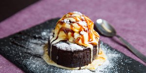 Lava cake με παγωτό και σιρόπι καραμέλα