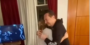 Ο Λευτέρης Πανταζής χορεύει αγκαλιά με την κόρη του Κόνυ Μεταξά