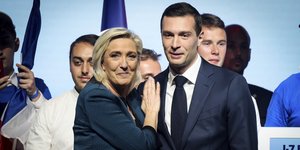 Η ηγέτης της Εθνικής Συσπείρωσης Μαρίν Λεπέν με τον νεαρό πρόεδρο του κόμματος Ζορντάν Μπαρντελά