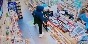 Βίντεο ντοκουμέντα από ληστή που εισέβαλε σε καταστήματα στην Ηλιούπολη και τον Άλιμο
