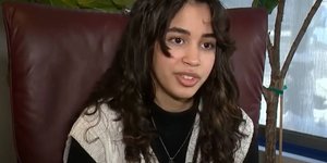 H νεαρή -πλέον φοιτήτρια- που κατηγορεί το σχολείο της ότι δεν της πρόσφερε τις δυνατότητες που έπρεπε για να μάθει να διαβάζει και να γράφει