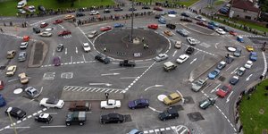 Κίνηση οχημάτων σε κυκλικό κόμβο