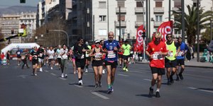 Πλήθος κόσμου στον Ημιμαραθώνιο Αθήνας 2025 