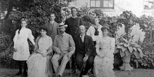 Η πριγκίπισσα Μαρία, ο πρίγκιπας Γεώργιος, ο Βαλντεμάρ (με το χέρι του μέσα από το χέρι του Τζορτζ) και η σύζυγος του Βαλντεμάρ