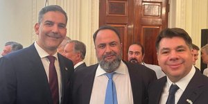 Ο Βαγγέλης Μαρινάκης στον Λευκό Οίκο έχοντας στα αριστερά του, τον Τζον Τζόρτζες και δεξιά του, τον Τζορτζ Τσούνης.