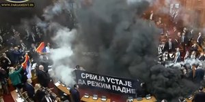Μεσα στην Σερβική Βουλή